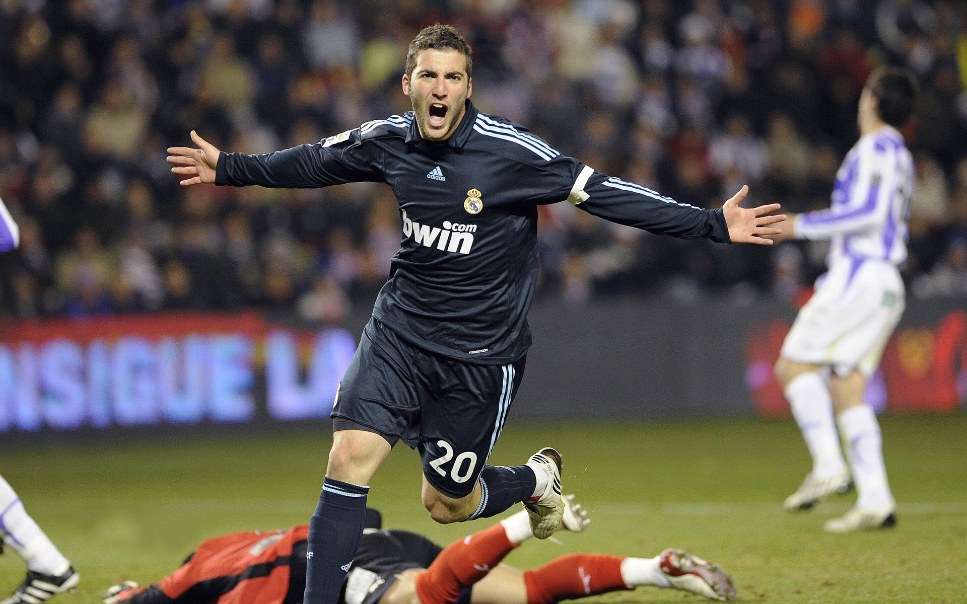 简:凭借灵活的跑位和出色的带球能力,成为全黑队进攻核心